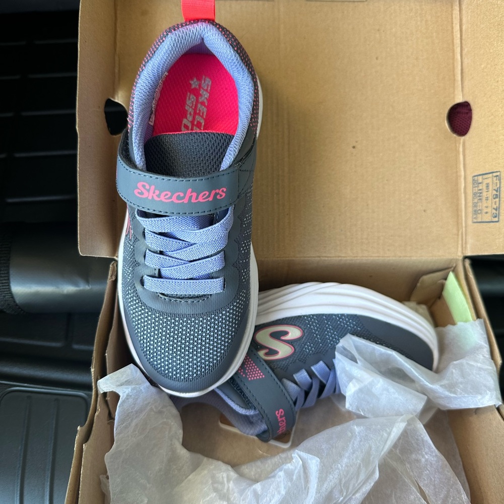 Selling kid sketchers (girl).Brand new never worn